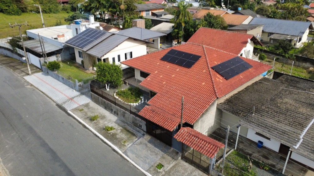 Vista aérea de instalação solar em telhado cerâmico